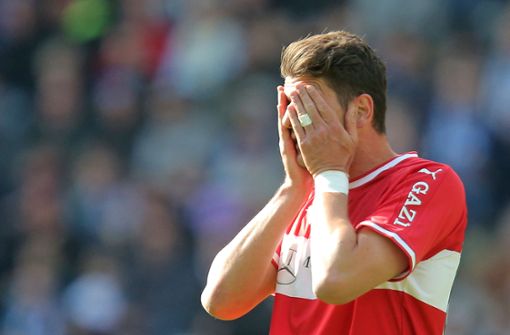 Mario Gomez kann’s kaum noch mit ansehen: Der VfB Stuttgart hat in Berlin mal wieder enttäuscht. Foto: Baumann