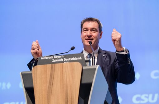 Markus Söder (CSU), CSU-Parteivorsitzender und Ministerpräsident von Bayern, bedankt sich auf dem CSU-Parteitag in der Olympiahalle für seine Wiederwahl zum Parteivorsitzenden. Foto: dpa/Matthias Balk