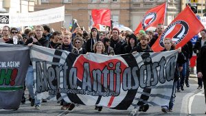 In Karlsruhe protestieren am Samstag Menschen gegen einen geplanten Aufmarsch von Rechtsradikalen. Am Rande der Demo kam es zu Auseinandersetzungen mit der Polizei. Der Aufmarsch der Rechten wurde daraufhin untersagt. Foto: dpa