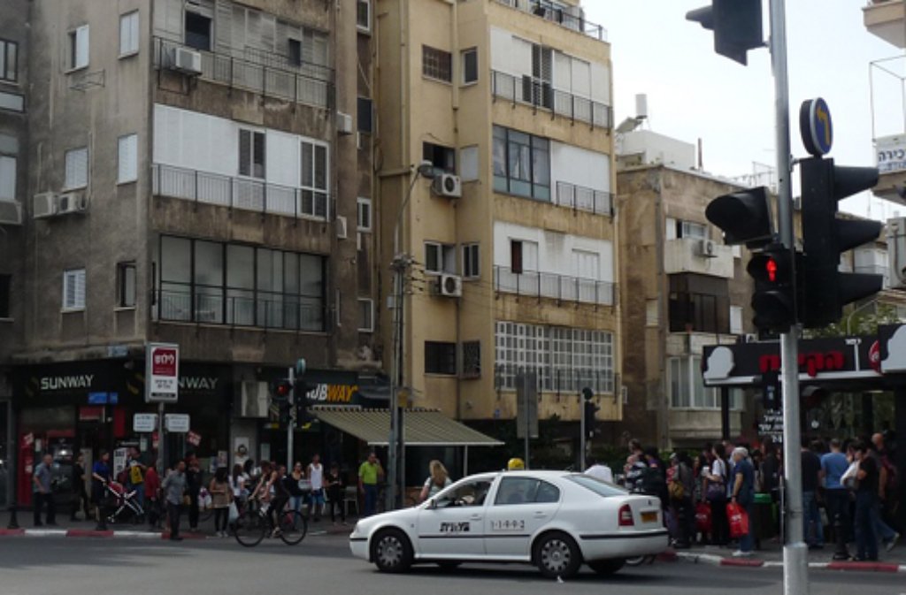 Das Leben auf den Straßen Tel Avivs geht ungerührt weiter ...