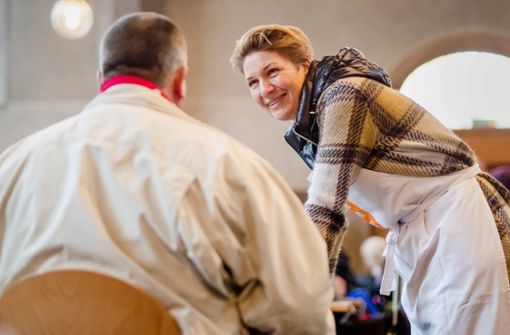 Nahe an den Menschen: Sozialbürgermeisterin Alexandra Sußmann bei einem Besuch in der Vesperkirche. Foto: Lichtgut/Christoph Schmidt