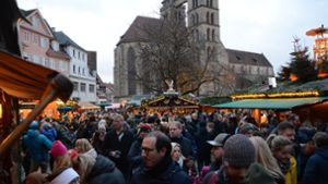 Dichtes Gedränge in der Budenstadt auf dem Esslinger Marktplatz. Foto: /Philipp Braitinger