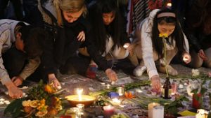In Gedenken an die Terroropfer zünden Menschen in Brüssel Kerzen an. Foto: dpa