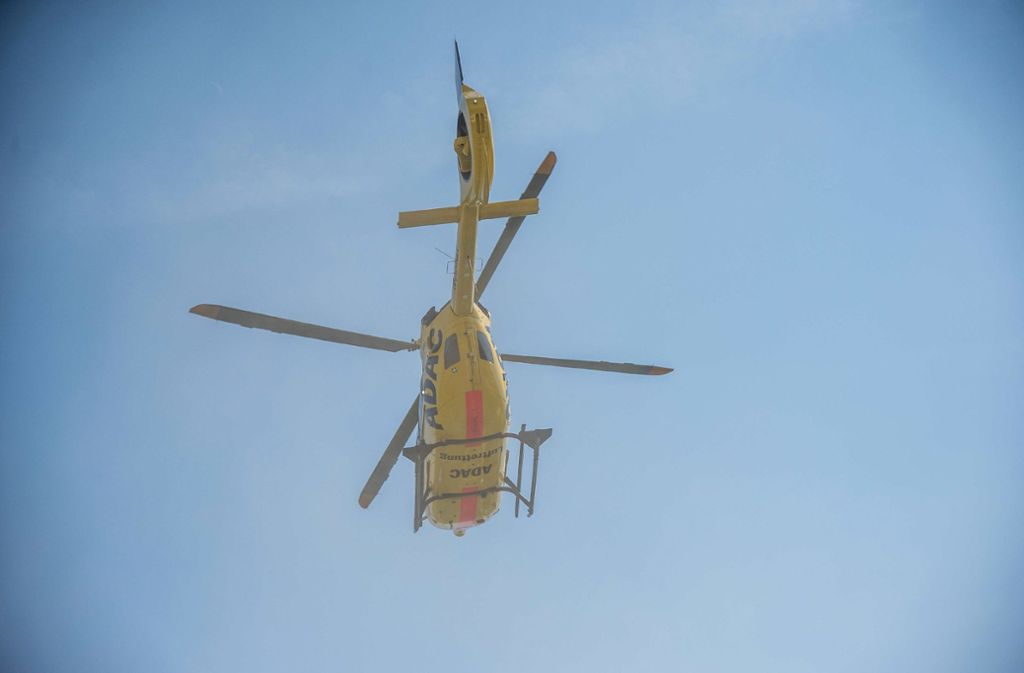 Zur Versorgung des Verletzten ist ein Hubschrauber angefordert worden. Foto: SDMG