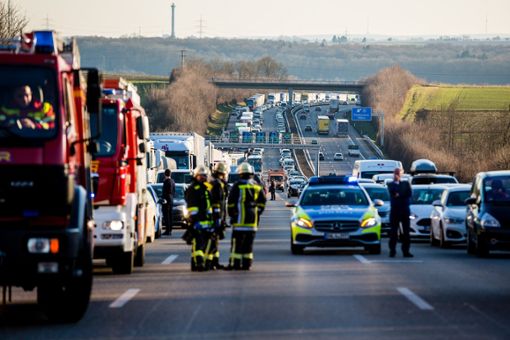 Der Stau, der sich nach dem Lkw-Unfall gebildet hat auf der A81 am Dienstag, verursachte einen weiteren Unfall- Foto: KS-images.de / Karsten Schmalz