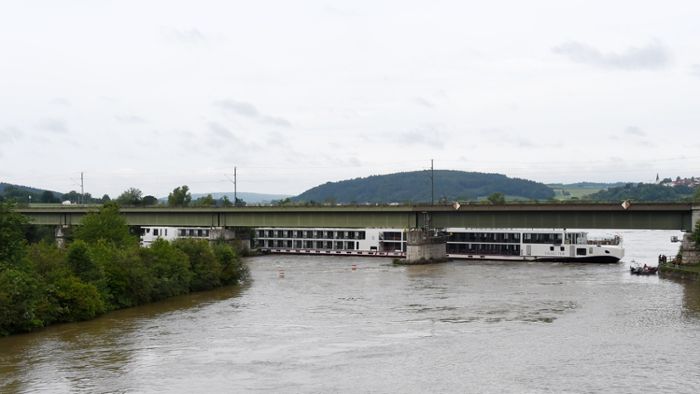 Ausflugsschiff mit 200 Gästen havariert auf der Donau