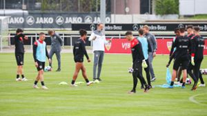 Mittendrin und wieder voll dabei: Der Trainer Pellegrino Matarazzo bittet die Spieler des VfB Stuttgart wieder zum Dienst. Foto: Baumann