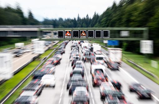 Am Karfreitag dauerte die Autofahrt für den ein oder anderen wegen dichtem Verkehr länger. (Symbolfoto) Foto: dpa/Matthias Balk
