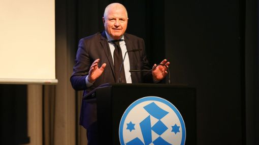 Kickers-Präsident Rainer Lorz bei seiner Rede, wir haben noch mehr Impressionen von der Mitgliederversammlung in der Bildergalerie. Foto: Baumann/Hansjürgen  Britsch