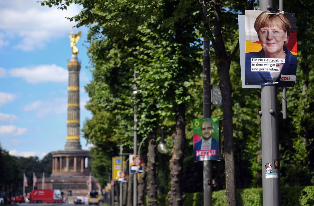 Erste Wahlplakate der Parteien hängen in Berlin für die Bundestagswahl. Doch was ist erlaubt und was nicht?