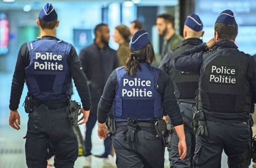 Polizisten sichern in Brüssel den Prozess gegen die Attentäter von 2016. Foto: dpa/S. Lecocq