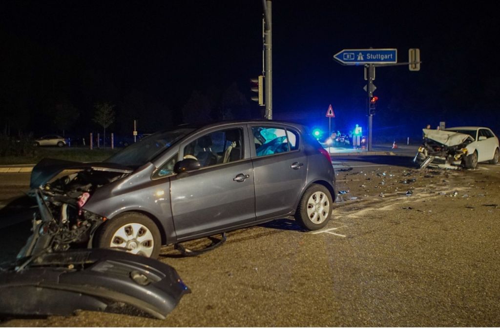 Drei Personen wurden bei dem Unfall in Mundelsheim verletzt.