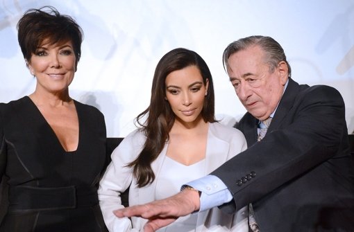 Kim Kardashian (Mitte) wird wohl nicht - wie im Ablaufplan Lugners für 23.45 Uhr angekündigt - mit ihrem Gastgeber tanzen. Dafür sei ihre Mutter zuständig, ließ die 33-Jährige wissen. Ich schaue beim Tanzen lieber zu. Foto: dpa
