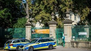 Zahlreiche Polizisten bewachen seit Montagabend eine Konferenz im Ludwigsburger Schloss. Foto: SDMG