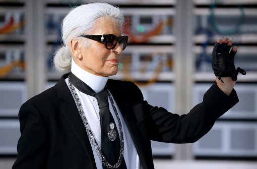 Was funkelt denn da um Karl Lagerfelds Hals? Nicht dass er damit noch Diebe auf seinen Reichtum aufmerksam macht! Foto: AFP