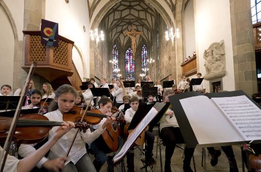 Sieben Schulorchester und Chöre aus Stuttgart und der Region musizierten zugunsten von   „Hilfe für den Nachbarn“. Foto: Lichtgut/Michael Latz