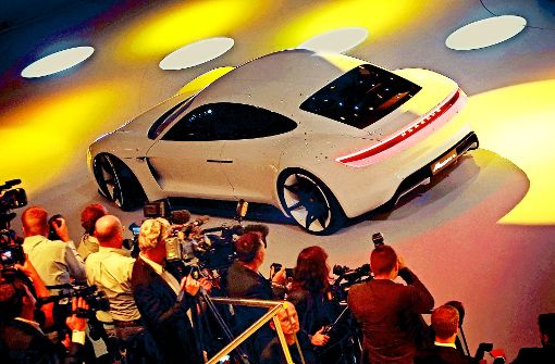 In zwei Jahren startet der Mission E als erstes reines Elektroauto von  Porsche. Als Vorgeschmack wurde auf der Automesse IAA vor zwei Jahren diese Studie gezeigt. Foto: dpa