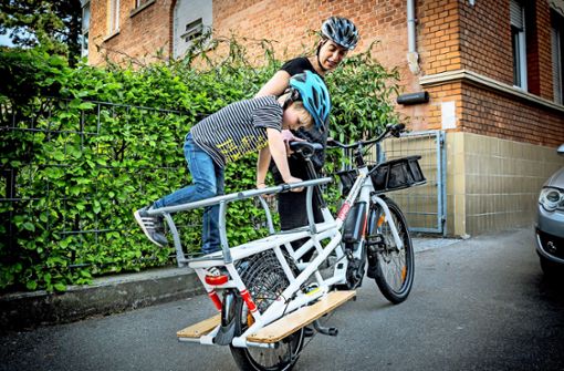 Lilla Flammann und ihr Sohn Pal sind fast täglich mit dem Rad unterwegs. Foto: Lg/Julian Rettig