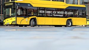 Ein E-Bus des polnischen Herstellers Solaris dreht auf dem Gelände der Berliner Verkehrsbetriebe eine Testrunde. Foto: dpa