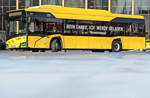 Ein E-Bus des polnischen Herstellers Solaris dreht auf dem Gelände der Berliner Verkehrsbetriebe eine Testrunde. Foto: dpa