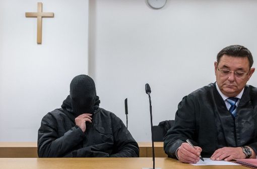 Der angeklagte Priester steht in Deggendorf vor Gericht. Foto: dpa
