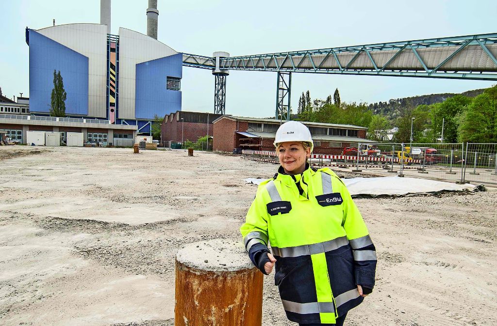 Projektleiterin Diana van den Bergh vor dem alten Kraftwerk Foto:  