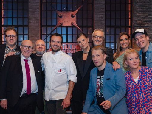 Steffen Henssler (4.v.l.) mit seinem Team und seinen Gästen aus der ersten Folge der Jubiläumsstaffel Grill den Henssler. Foto: RTL / Basti Sevastos