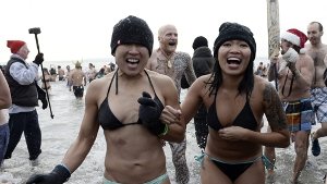 Bei Temperaturen um den Gefrierpunkt sprangen besonders Hartgesottene beim Neujahrsschwimmen in New York in den eiskalten Atlantik. Foto: dpa