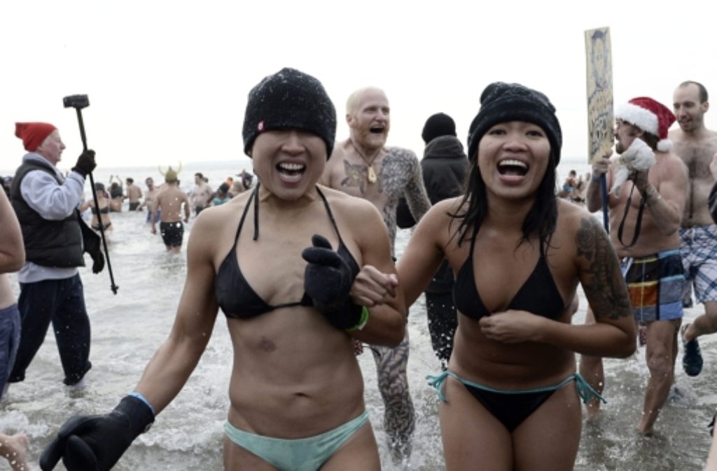 Bei Temperaturen um den Gefrierpunkt sprangen besonders Hartgesottene beim Neujahrsschwimmen in New York in den eiskalten Atlantik.