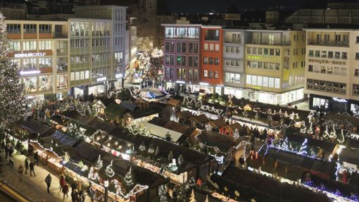 Illuminierter Baum und Stände mit Satteldach-Häuschen auf dem Weihnachtsmarkt in Stuttgart. Foto: Lichtgut/Leif Piechowski