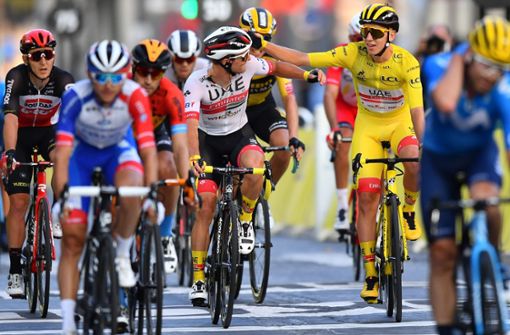Tadej Pogacar (gelbes Trikot) hat die 107. Tour de France gewonnen. Foto: AFP/STUART FRANKLIN