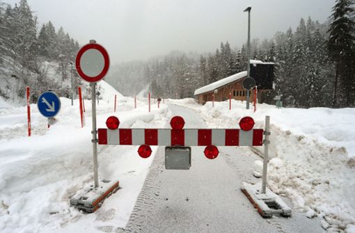 Die Zufahrt zum Riedbergpass in Richtung Balderschwang ist wegen Lawinengefahr gesperrt. Foto: dpa