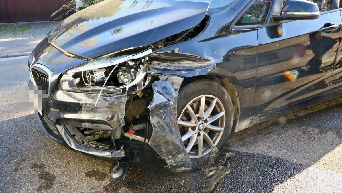 Unfall in Weilimdorf: 87-Jähriger prallt mit seinem BMW gegen mehrere geparkte Autos