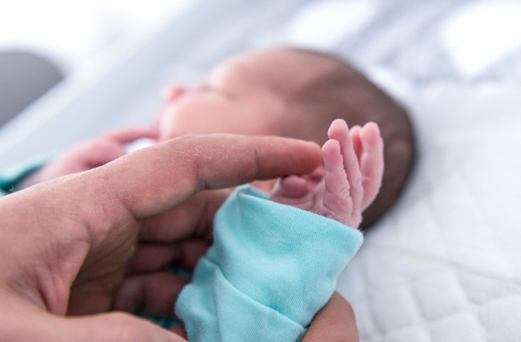 An einer Klinik ist es zu einer Häufung von Handfehlbildungen bei Babys gekommen. Foto: dpa/Sina Schuldt