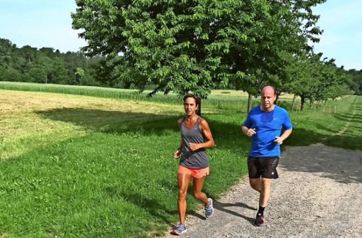 Wenn es die Temperaturen zulassen, gehen Sabrina Birkicht und Jochen Müller eine Runde zügig joggen auf der Waldau. Foto: Julia Bosch