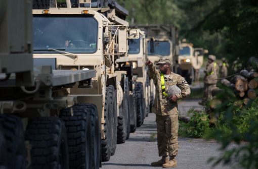 Vor einer Bundeswehr-Kaserne in NRW: US-Army übt wieder das schnelle Verlegen nach Osten Foto: dpa