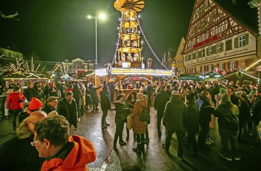 Nach der Coronafinsternis strahlt der Esslinger Weihnachtsmarkt wieder weit über die Stadtgrenzen hinaus und lotst Touristenströme in sie hinein. Foto: Roberto Bulgrin