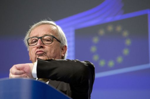 Jean-Claude Juncker schaut auf die Uhr. Foto: AP