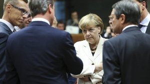 Bundeskanzlerin Angela Merkel (CDU) im Gespräch mit ihren Amtskollegen in Brüssel. Foto: dpa