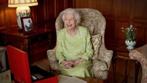 Das vom Buckingham-Palast zum 70. Thronjubiläum herausgegebene Foto zeigt Königin Elizabeth II. in einem Zimmer auf dem Landsitz Sandringham. Foto: dpa/Chris Jackson