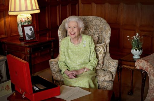 Das vom Buckingham-Palast zum 70. Thronjubiläum herausgegebene Foto zeigt Königin Elizabeth II. in einem Zimmer auf dem Landsitz Sandringham. Foto: dpa/Chris Jackson