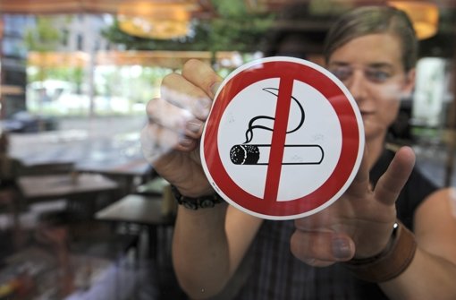 Immer mehr Raucher gehen vor die Tür – Raucherzimmer in Gaststätten nehmen ab Foto: dpa