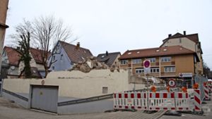 Nach einigen Wochen Stillstand wurden die Abrissarbeiten  des  alten Kinogebäudes in der Oberstdorfer Straße  fortgesetzt. Foto: Mathias Kuhn