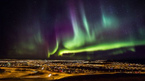 Island ist ein Hotspot für Himmelsbeobachter. Am besten sind die Nordlichter auf dem Land, ungestört von künstlichen Lichtquellen, zu sehen. In Städten muss man Glück haben. Foto: dpa-tmn/Ragnar Sigurdsson