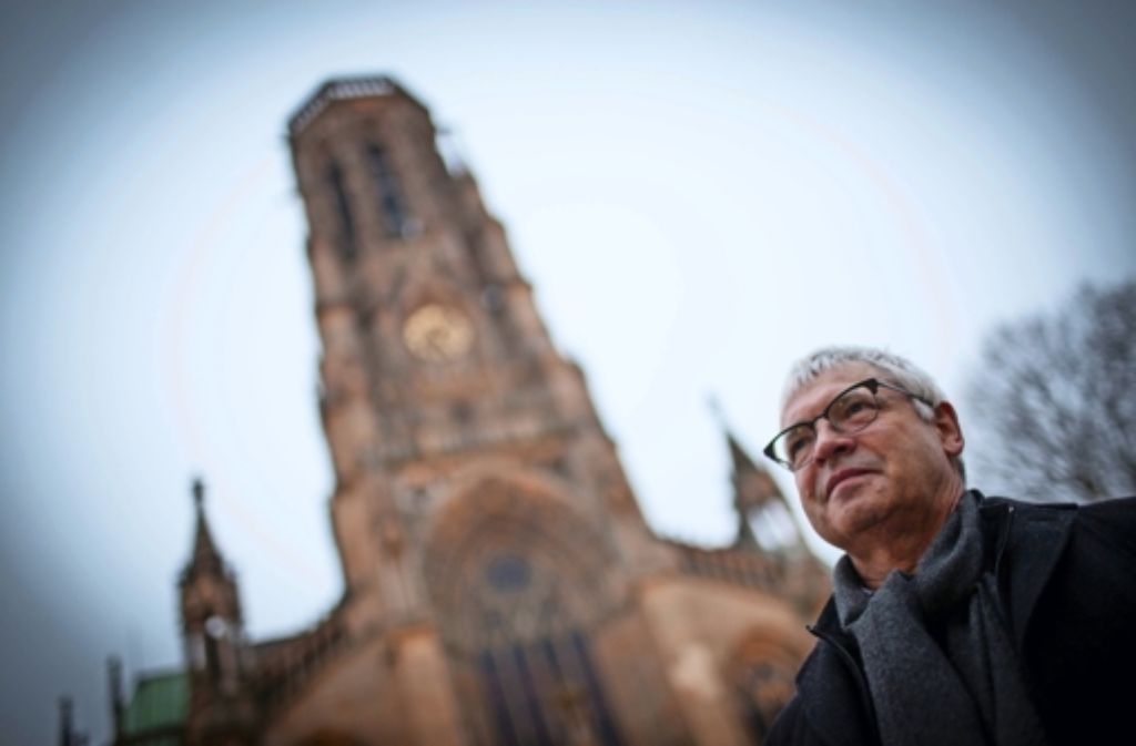 Pfarrer Heinrich Schmid vor dem Portal der Johanneskirche im Stuttgarter Westen Foto: Lichtgut/Leif Piechowski