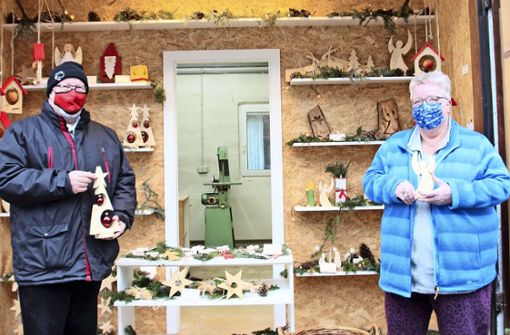 Einrichtungsleiter Alfred Gscheidle und Arche-Bewohnerin Stefanie von Zedtwitz  vor den frei zugänglichen Verkaufsregalen des  Adventsladens. Foto:  