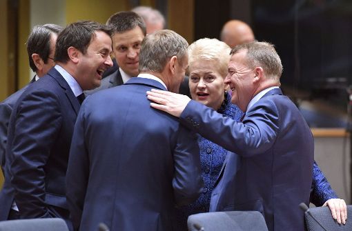 Der dänische Premierminister Lars Lokke Rasmussen (rechts) und sein Luxemburger Amtskollege Xavier Bettel (zweiter von links) gratulieren dem alten und neuen Ratspräsidenten, Donald Tusk (Mitte). Foto: AP