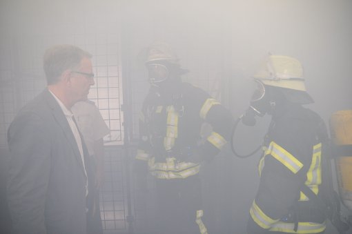 Die neue Atemschutzübungsanlage der Feuerwehr Stuttgart in Feuerbach ist nun offiziell in Betrieb genommen worden, Bürgermeister Martin Schairer (links) schaute deswegen vorbei - wir haben die Fotos vom Rundgang.  Foto: Fotoagentur Stuttgart