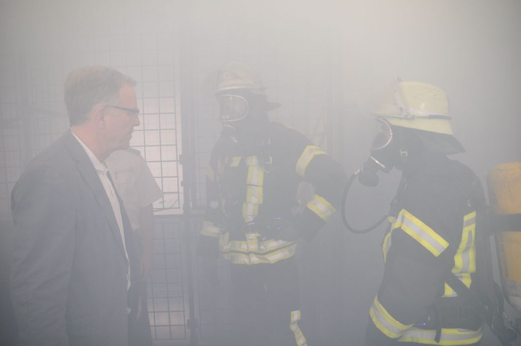 Die neue Atemschutzübungsanlage der Feuerwehr Stuttgart in Feuerbach ist nun offiziell in Betrieb genommen worden, Bürgermeister Martin Schairer (links) schaute deswegen vorbei - wir haben die Fotos vom Rundgang.