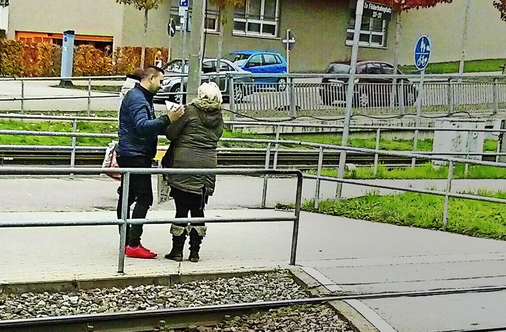 Mit Klemmbrett und Körpernähe: Ein dubioser Spendensammler am Bahnhof Möhringen Foto: Obst